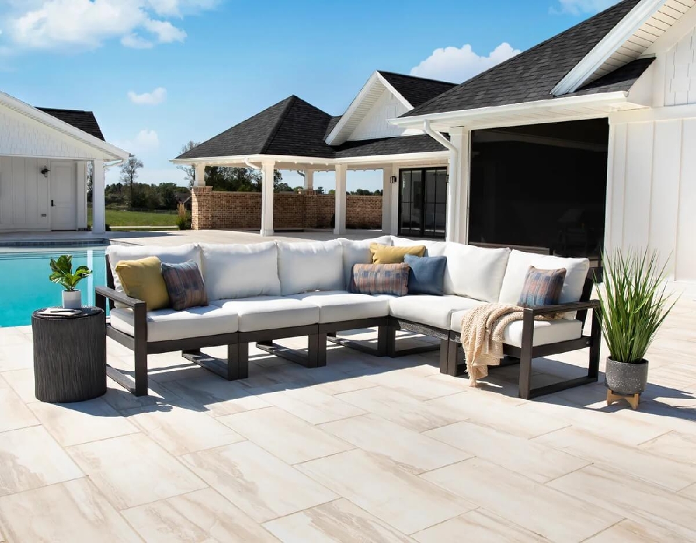 Modern pool deck with the EDGE modular sectional sofa and plush cushions designed for upscale outdoor entertaining.